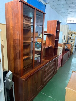 Mueble de madera con vitrina y cajones