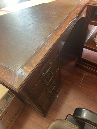 Escritorio antiguo de madera y cuero