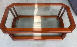 Mesa de centro de madera y cristal