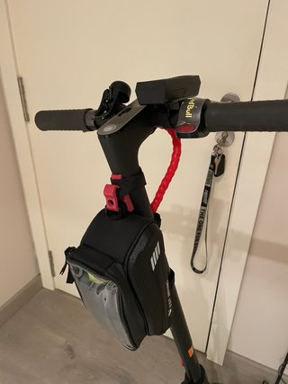 Patinete eléctrico con bolsa de manillar