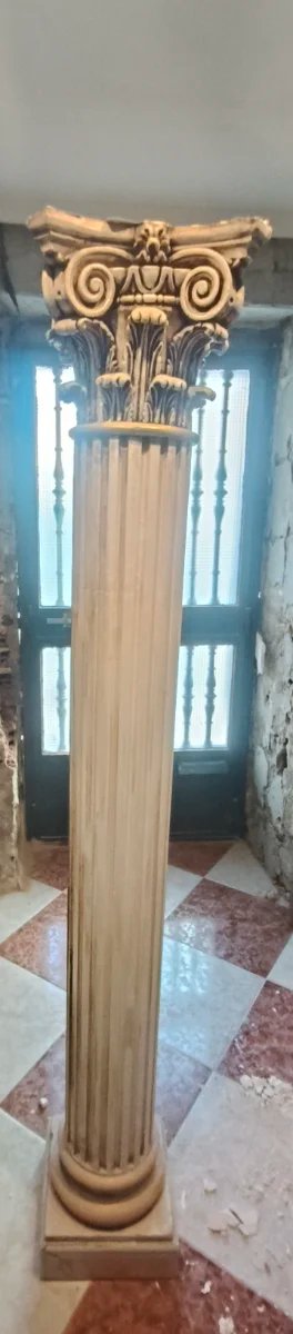 Columna decorativa de escayola
