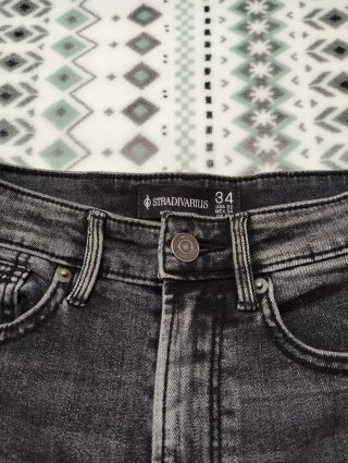 Pantalón vaquero Stradivarius negro talla 34
