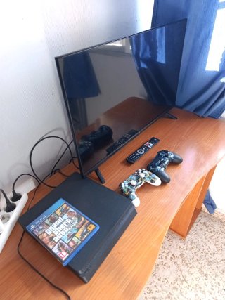 PS4 con 2 mandos y GTA V y tv 32 pulgadas