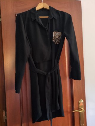 Vestido corto negro con detalle en bolsillo