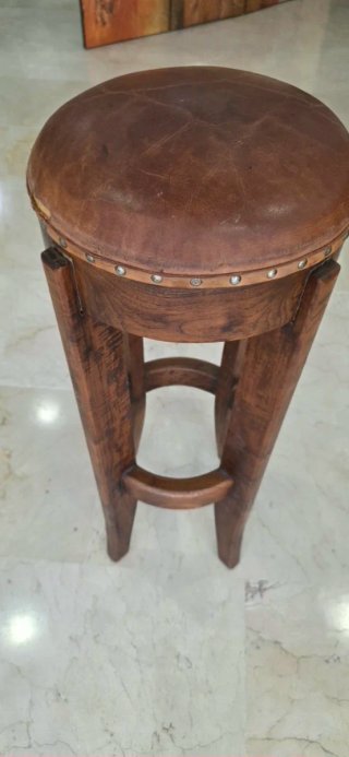 Taburete de Madera y Cuero
