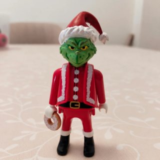 Figura El Grinch con Traje de Navidad
