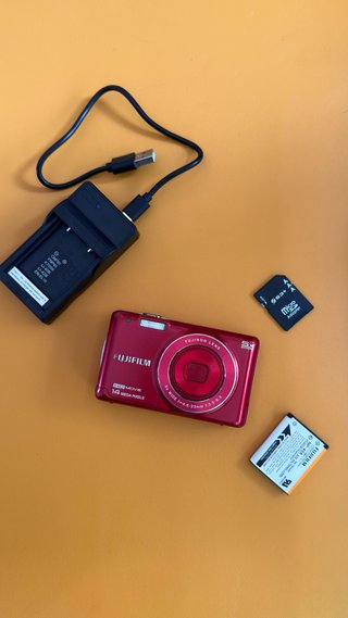 Fujifilm FinePix JX600 Roja + Cargador USB + SD