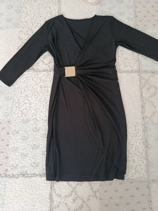 Vestido negro con detalle metálico