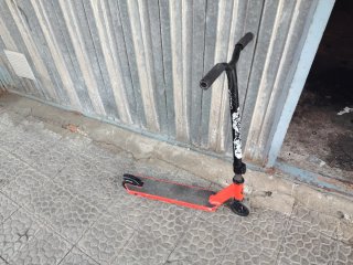 Patinete infantil naranja y negro