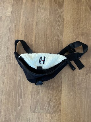 Riñonera Tommy Hilfiger Negra y Blanca