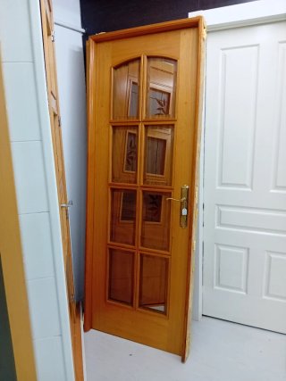 Puerta de madera con cristales
