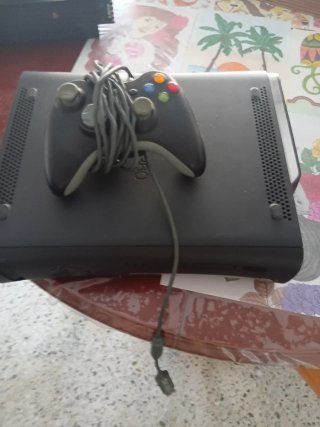 Xbox 360 120GB Negra + Mando