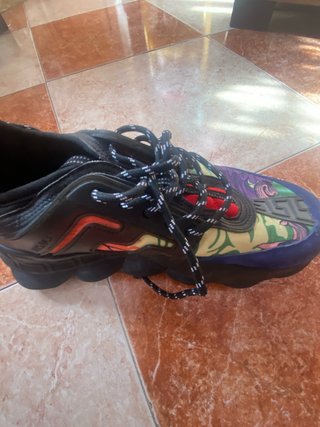 Tenis negros y multicolor