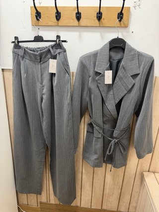 Traje de Mujer Gris con Rayas
