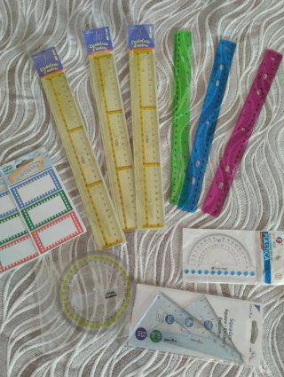 Lotto materiale scolastico: righe, goniometro....
