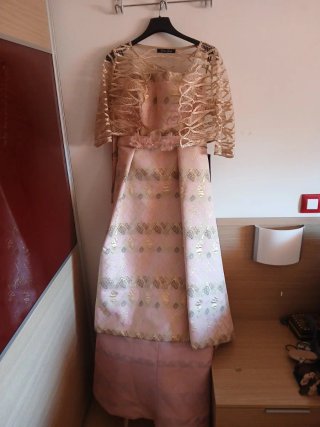 Vestido de fiesta dorado y rosa