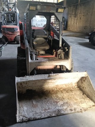 Mini cargadora Thomas con motor Kubota