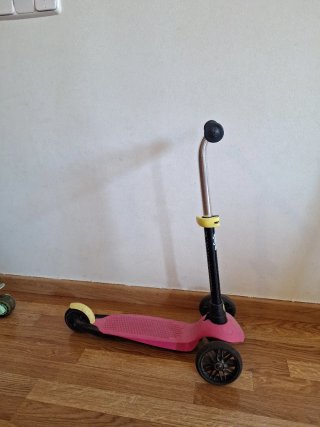 Patinete Infantil de Tres Ruedas.