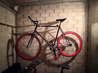Bicicleta Fixie negra ruedas rojas