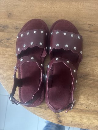 Sandalias de niña con tachuelas