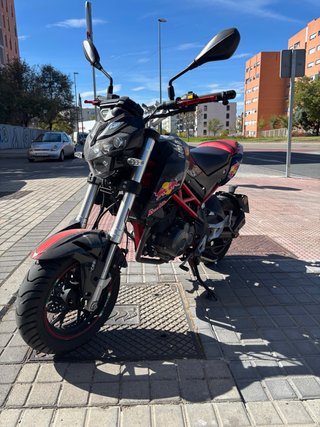 Benelli TNT125 Naked Negra y Roja