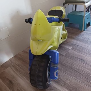 Moto infantil amarilla y azul
