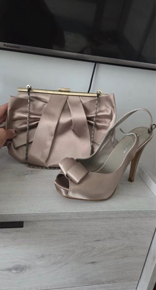 Zapatos de tacón y bolso a juego.
