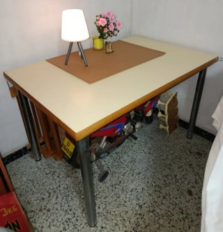 Mesa Mediana con Patas Metálicas
