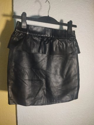 Minifalda de polipiel negra