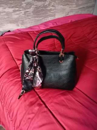 Bolso negro mujer con pañuelo