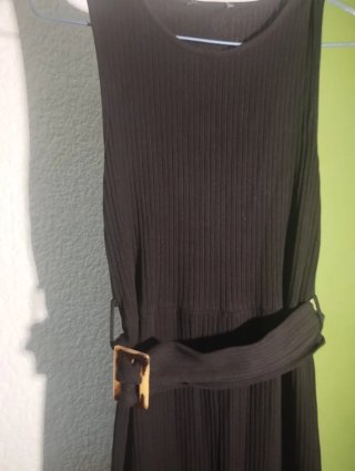 Vestido Negro de Canalé con Cinturón