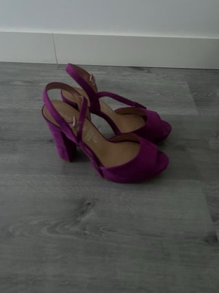 Sandalias de tacón color buganvilla