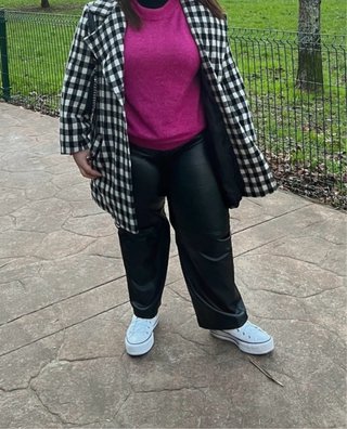 Pantalón de cuero negro