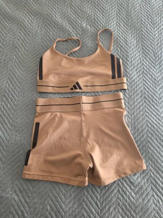 Conjunto deportivo adidas marrón