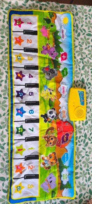 Alfombra Piano Musical Infantil. Pilas
