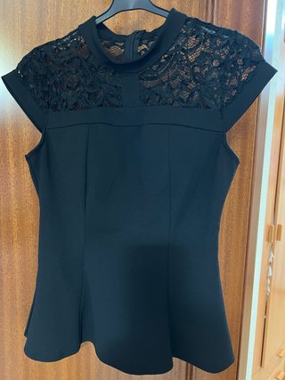 Blusa negra elegante con encaje