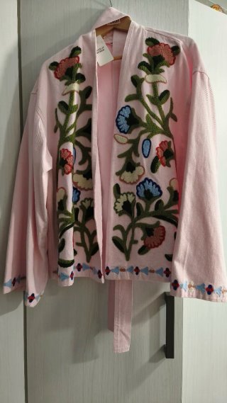 Kimono Rosa con Bordados Florales