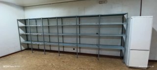 Estanterías metálicas grises