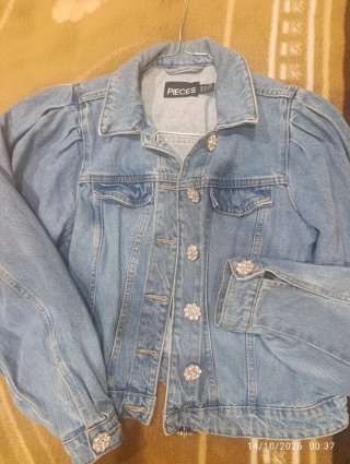 Chaqueta vaquera Pieces con botones joya