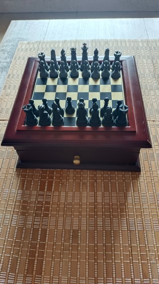 Juego de Ajedrez y Damas con Caja de Madera