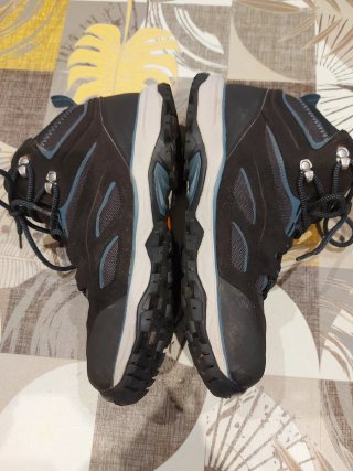 Botas de montaña negras y azules talla 41