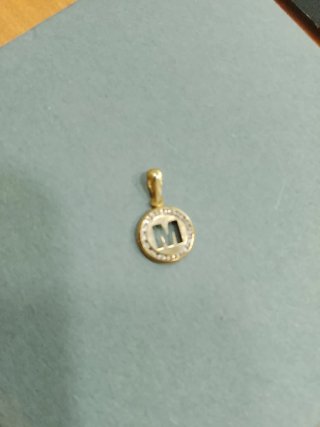 Colgante de oro con inicial M de oro 18 kl