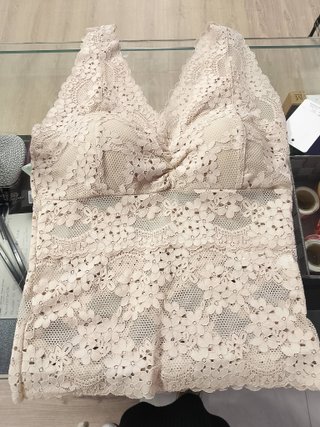 Top encaje floral beige semitransparente