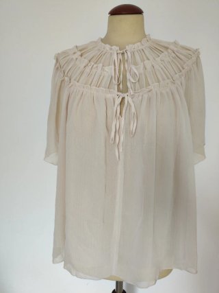 Camicetta beige con arricciature