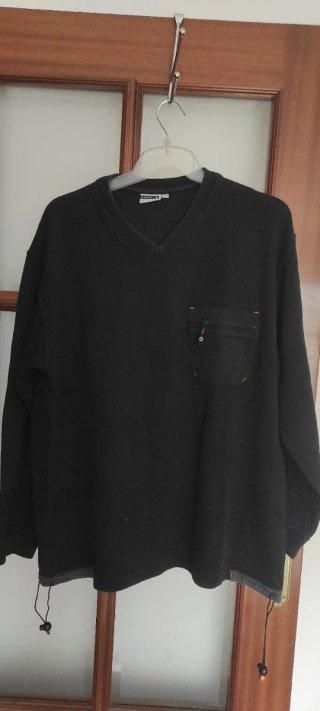 Jersey Negro Cuello Pico. Marca Angelo Litrico.C&A