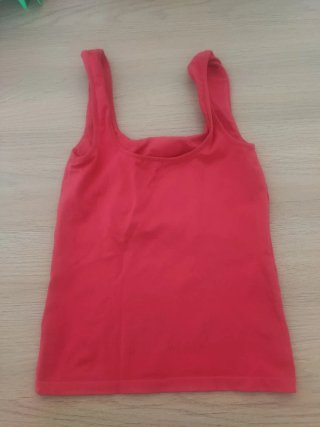 Pack de 2 camisetas rojas la rosa es de niña.