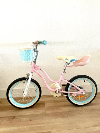 Bicicleta infantil rosa con cesta
