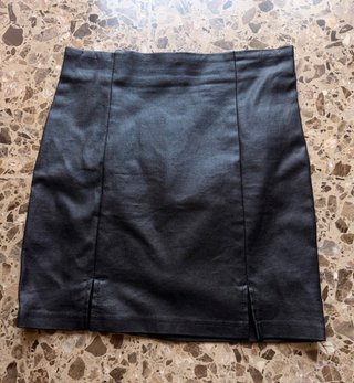 Falda de cuero negra
