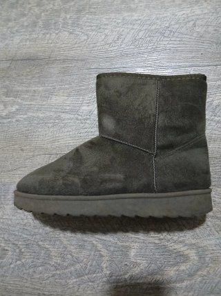 Botines tipo UGG color verde oliva.