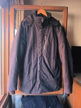 Anorak Icepeak marino con capucha.
